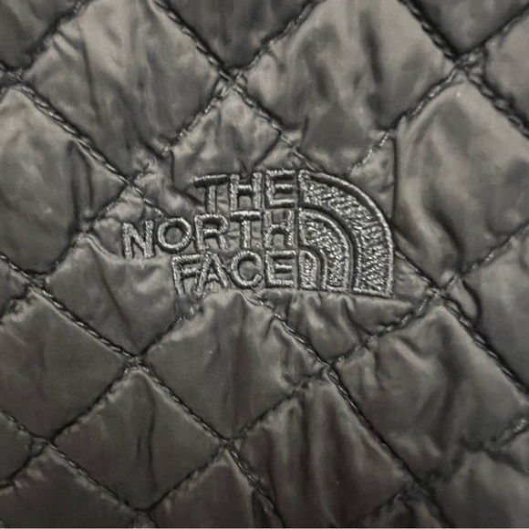 The North Face Quilted Zip Vest with elastic waistband and zipper pockets size M - Picture 8 of 15